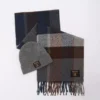 Set cadou cu fes și eșarfă Westerdale Set cadou cu fes și eșarfă Westerdale
